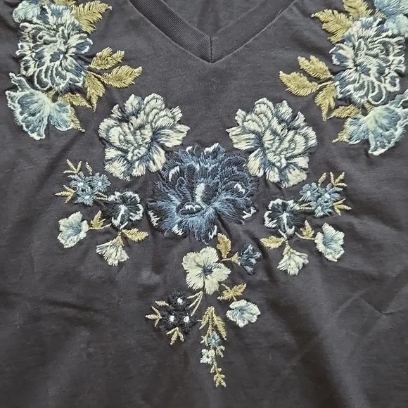 Driftwood Jeans navy blue floral embroidered v-neck tee - Picture 4 of 8